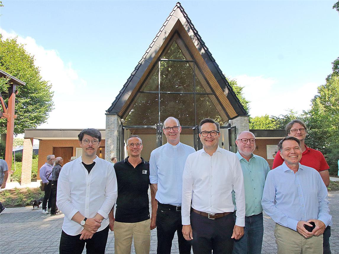 Freuen sich über die Fertigstellung der neuen Friedhofshalle (v.l.n.r.): Ernst-Christian Gerats (Gelderner Baugesellschaft), Georg Kamps (Leiter Stadtgärtnerei), Pfarrer Arndt Thielen, Bürgermeister Sven Kaiser, Ortsbürgermeister Patrick Simon, Thomas Mutz (Geschäftsführer Gelderner Baugesellschaft) und Christian Kronenberg (Leiter des Bereichs Grünflächen und Friedhöfe der Stadt Geldern).NN-Fotos: Theo Leie