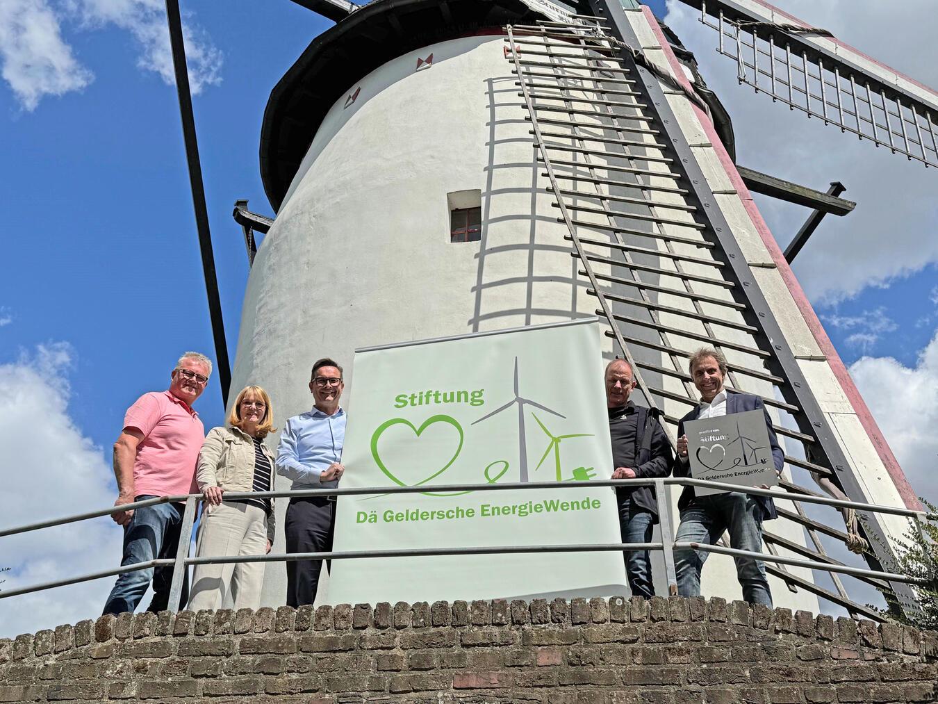 Freuen sich über die Förderung für die Steprather Mühle (v.l.n.r.): Willi van Stiphoudt (1. Vorsitzender Förderverein), Ursula Waerder (Stv. Vorsitzende Förderverein), Bürgermeister Sven Kaiser, Bernd Wienhofen (Stv. Vorsitzender Stiftungsrat) und Reinhard Fleurkens (Vorsitzender Stiftungsrat).Foto: Stadt Geldern/Gossens