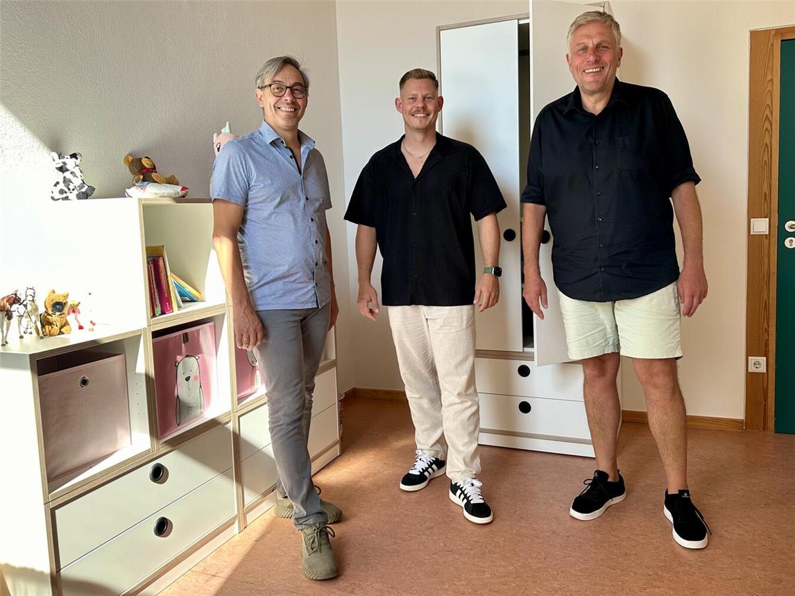 Freuen sich über die individuell gestaltete Möbelserie, die nun bereits in 16 Kinder- und Jugendzimmern im SOS-Kinderdorf in Kleve-Materborn montiert wurde (v.l.): Torsten Borgards (SOS-Kinderdorf), Kai Jaschek (Winkels Interior) und Peter Schönrock (SOS-Kinderdorf). Foto: SOS-Kinderdorf Niederrhein / Katrin Wißen