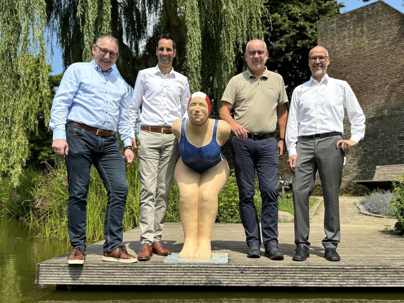 Freuen sich über die neue Attraktion am Froschteich: (v. li.) Bürgermeister Sebastian Hense (Stadt Rees), Peter Schau (Volksbank), Bernd Hübner (VVV) und Dirk Krämer (Westenergie). Foto: Stadt Rees