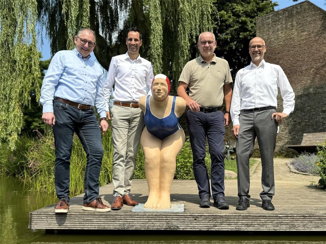 Freuen sich über die neue Attraktion am Froschteich: (v. li.) Bürgermeister Sebastian Hense (Stadt Rees), Peter Schau (Volksbank), Bernd Hübner (VVV) und Dirk Krämer (Westenergie). Foto: Stadt Rees
