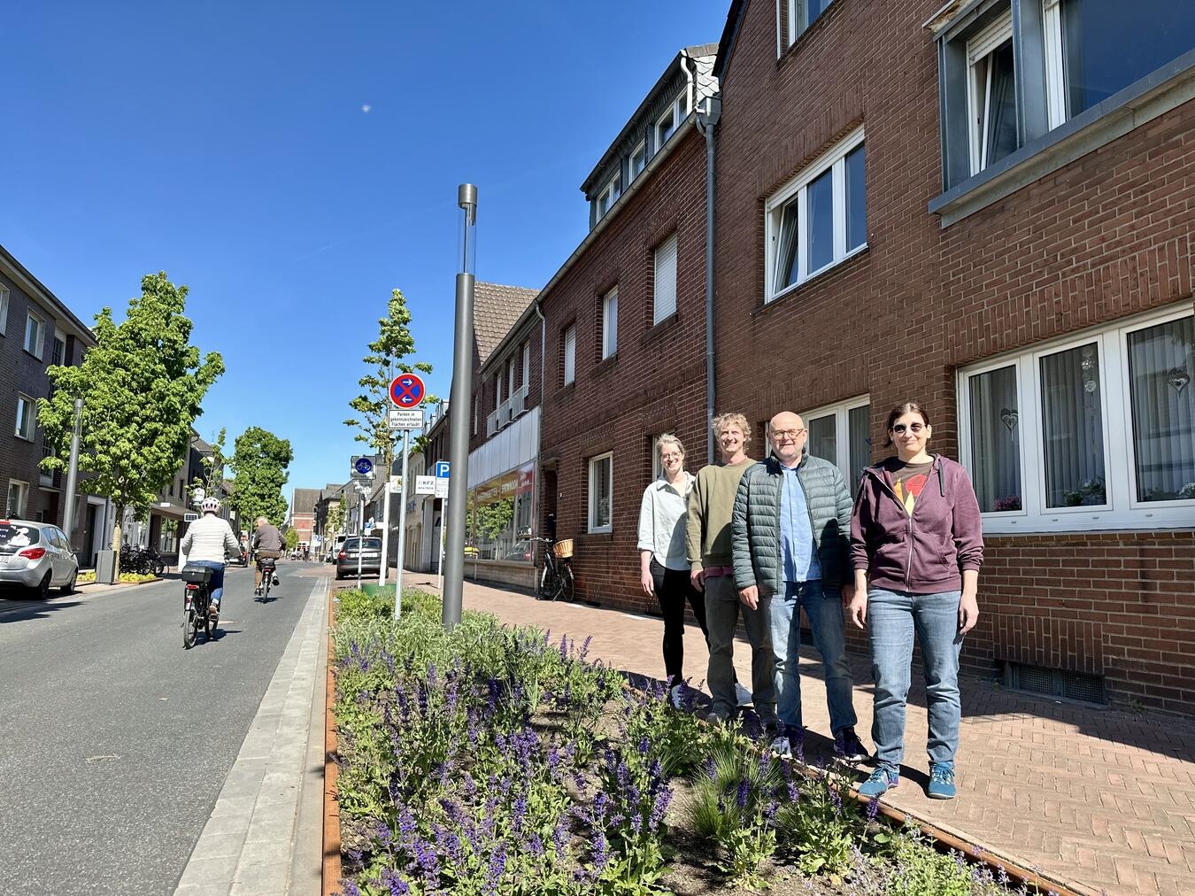 "Citymanagerin und Teammitglieder feiern neue Stadtbepflanzung in Geldern, Foto von Stadt Geldern/Terhorst"