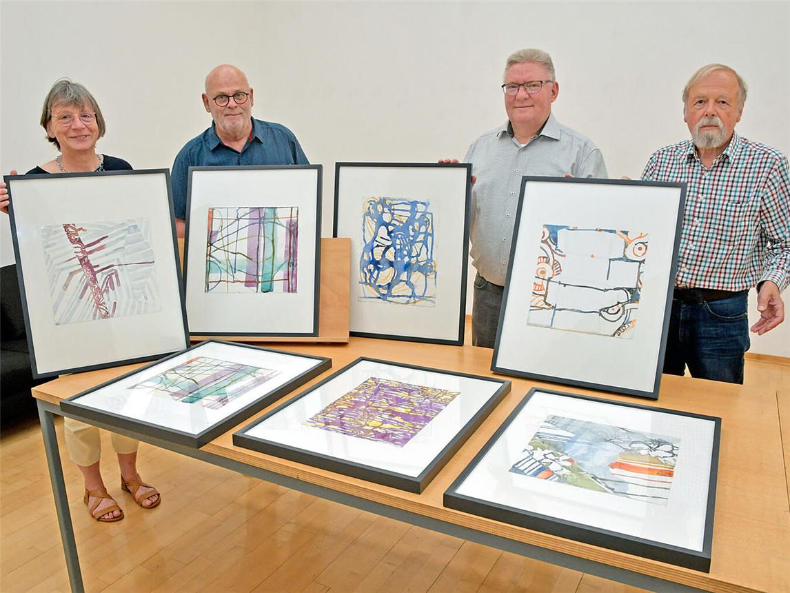 Freuen sich über die neuen Kunstwerke (v.l.): Jutta Tönnissen, Hubert Wanders, Harald Kunde und Harald Korth. NN-Foto: Rüdiger Dehnen