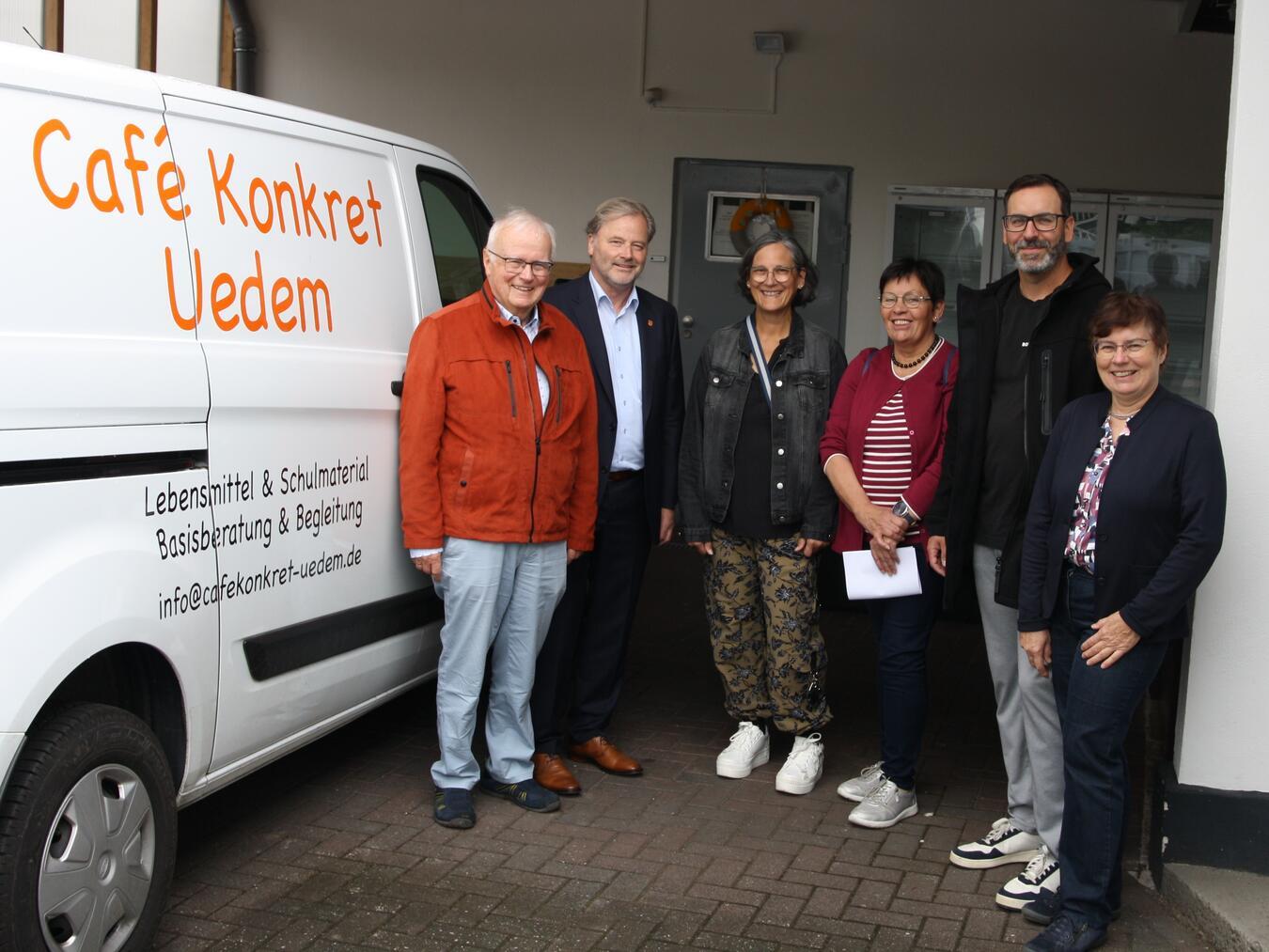 Freuen sich über die Spende der CDU (v. l.): Hans-Dieter Kahrl (Café Konkret), Bürgermeister Rainer Weber, Sujata Davids (Café Konkret), Maria Ingenerf, Stefan Lotsch und Agnes Stevens. Foto: Michael Lehmann