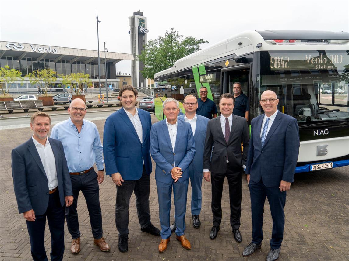 Freuen sich über die Verlängerung der Schnellbuslinie SB42 bis Venlo (v.r.n.l.): Landrat Christoph Gerwers, Hendrik Vonnegut (NIAG-Vorstand), Tobias Jakubowski (LOOK Busreisen), Antoin Scholten (Bürgermeister Venlo), Jasper Kuntzelaers (Provinz Limburg), Christian Hinkelmann (stv. Bürgermeister Straelen) und Dirk Möcking (Bürgermeister Kerken).Foto: Kreis Kleve/ Gerhard Seybert