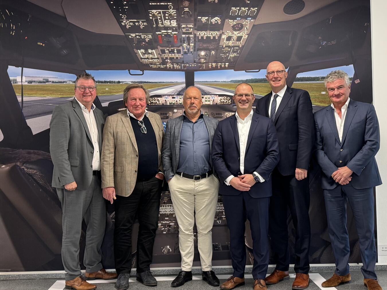 Freuen sich über die Vertragsverlängerung: Flughafengeschäftsführer Dr. Sebastian Papst (3. v. r.) mit dem Aufsichtsratsvorsitzenden Herman Buurman (3. v. l.) sowie den Aufsichtsratsmitgliedern (v.l.) Bürgermeister Georg Koenen, Ronald van der Zande, Landrat Christoph Gerwers, Hans Bakker. Foto: © Airport Weeze