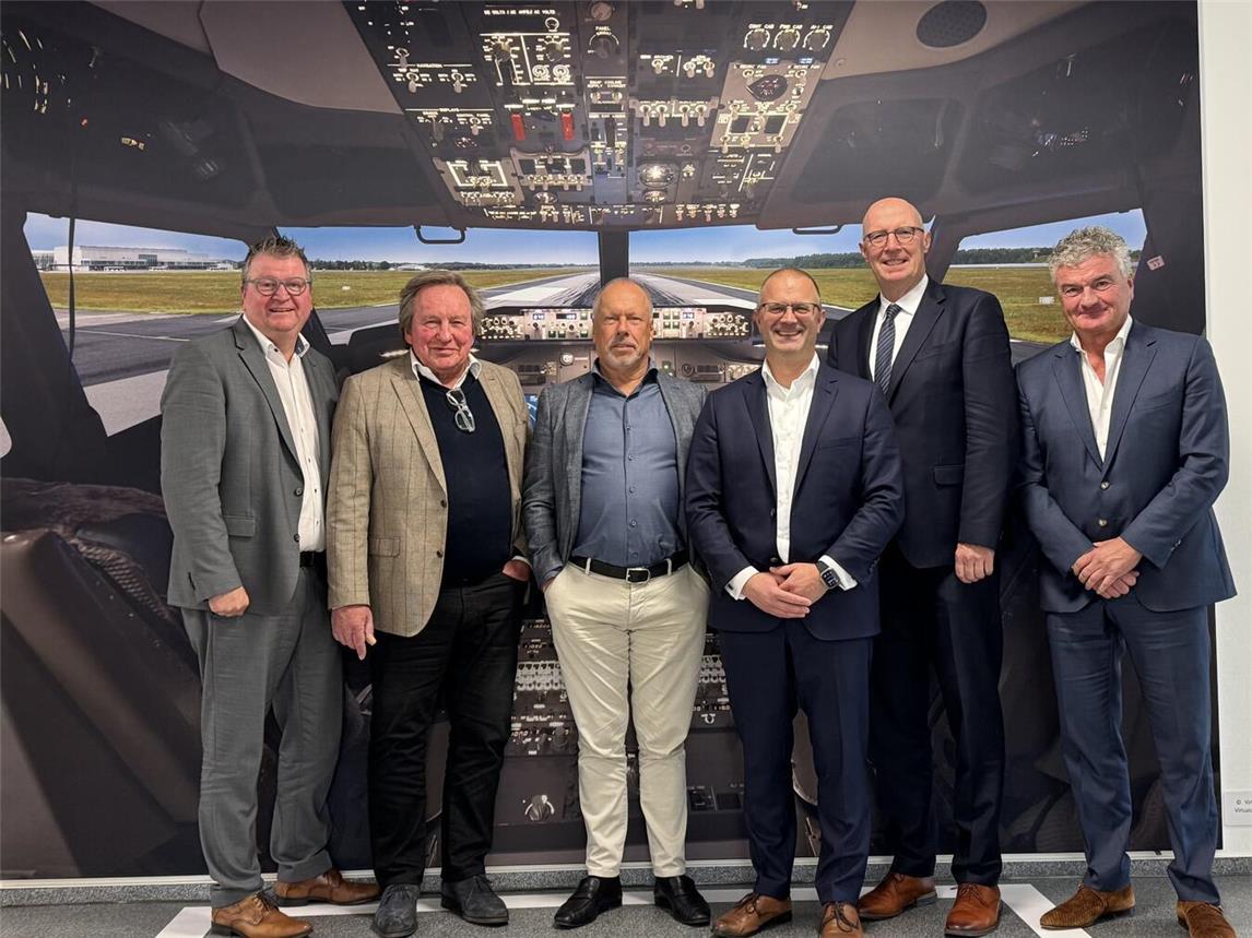 Freuen sich über die Vertragsverlängerung: Flughafengeschäftsführer Dr. Sebastian Papst (3. v. r.) mit dem Aufsichtsratsvorsitzenden Herman Buurman (3. v. l.) sowie den Aufsichtsratsmitgliedern (v.l.) Bürgermeister Georg Koenen, Ronald van der Zande, Landrat Christoph Gerwers, Hans Bakker. Foto: © Airport Weeze
