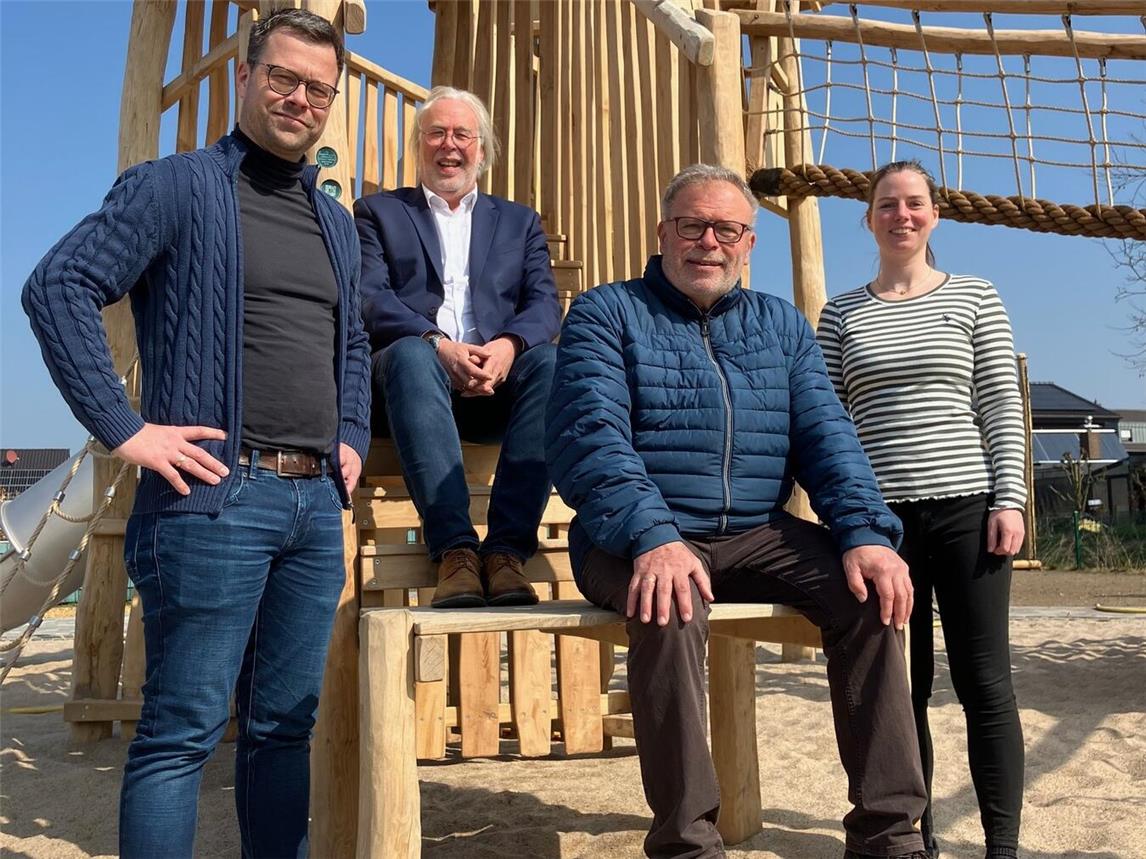 Freuen sich über die Wiedereröffnung (v.l.): Bauamtsleiter Thomas Peters, Bürgermeister Ferdi Böhmer, Ortsvorsteher Manfred Janssen und Tiefbauerin Stefanie Röhrhoff. Foto: Gemeinde Kranenburg