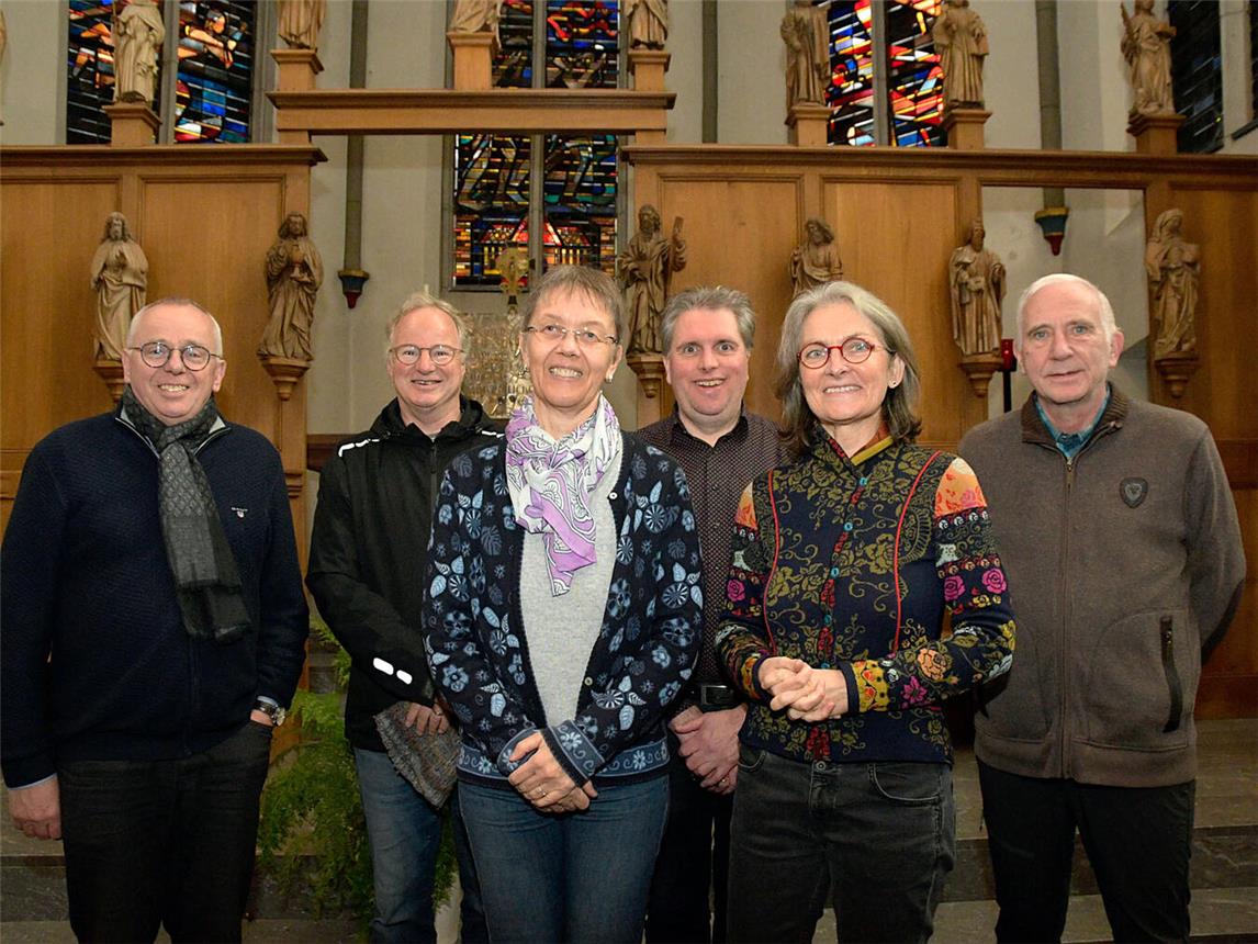 Freuen sich über die Zusammenarbeit und auf das anstehende Konzert (v.l.) Michael Rübo, Rainer Hoymann (Klevischer Verein), Monika Seiler (BCR), Wim Wijting (BCR), Margo Bromont-Koken (Klevischer Verein) und Winfried Kessler-Rode (BCR). NN-Foto: Rüdiger Dehnen