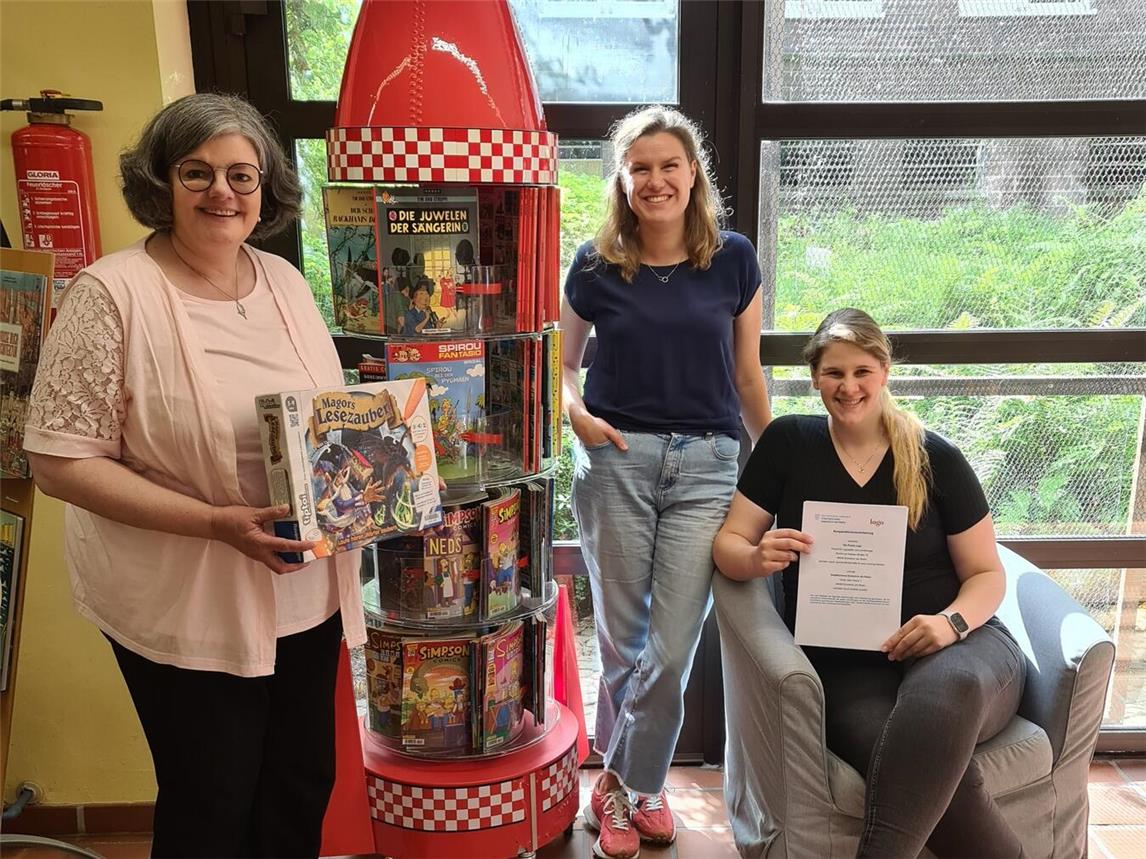 Freuen sich über die Zusammenarbeit: (v. l.) Andrea Joosten (Leiterin der Stadtbücherei), Jacinta Beckschäfer und Lana Lensing-Hebben (Praxis Logo). Foto: Stadt Emmerich
