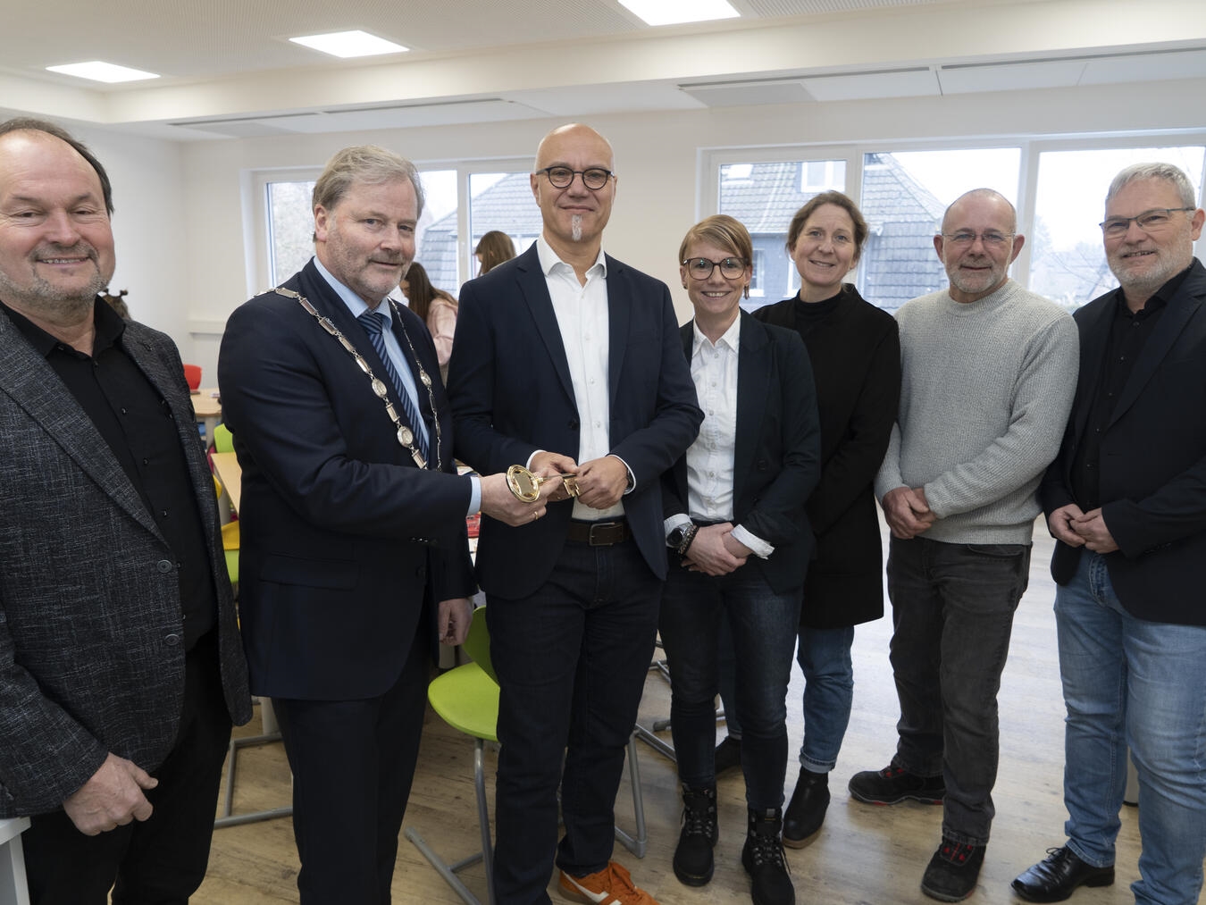 Freuen sich über mehr Platz für den Offenen Ganztag an der Geschwister-Devries-Schule in Uedem (v.l.): Architekt Johannes Peeters, Bürgermeister Rainer Weber, Schulleiter Stephan Schultze, OGS-Leiterin Sabrina Giglio, Katja Reintjes (Fachdienstleitung Schule Caritas), Yves Georgi (Gemeinde Uedem) und Frank Freihoff (Architekturbüro Peeters). NN-Foto: Gerhard Seybert