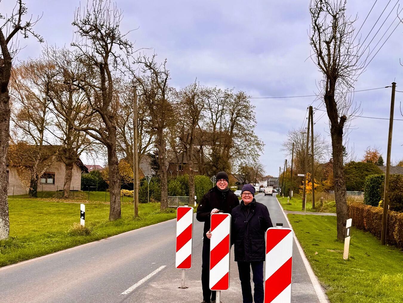 Freuen sich über mehr Sicherheit entlang der K7: (v. re.) Margret Derksen, Ortsvorsteherin Haffen, und Stefan van Ophuysen, Ortsvorsteher Mehr. Foto: Stadt Rees