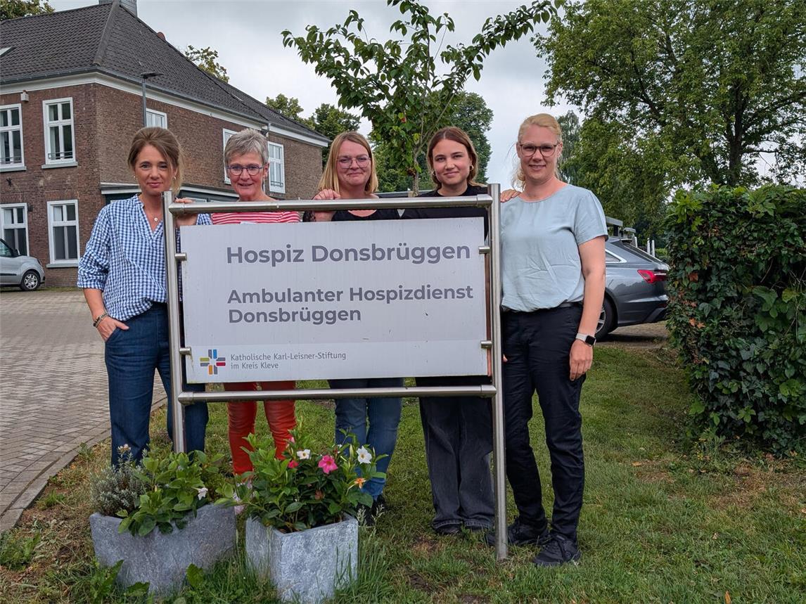 Freuen sich über über die finanzielle Unterstützung für das Hospiz Donsbrüggen: (v.l) Jeniffer Welles, Dorothee Beutler, Julia Loth, Lara Jacobs-Schäffer, Lisa Jacobs. Foto: Privat