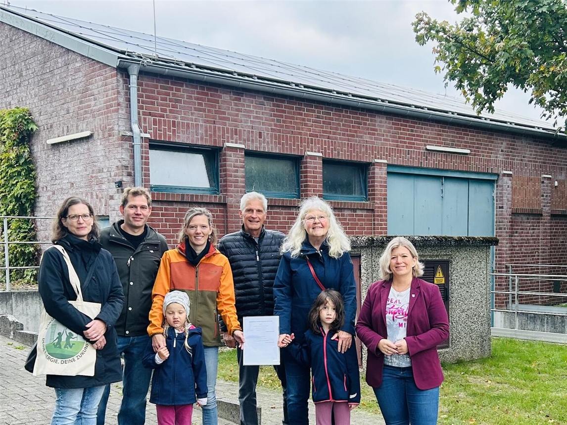 Freuen sich (v.l.): Nicole Militz (Bauamt), David Riedel, Eva Joosten, Jürgen Wölfing, Ursula Jansen-Hammel (alle Sonergie) sowie Nadine Bogedain (Bürgermeisterin). Foto: Gemeinde Sonsbeck