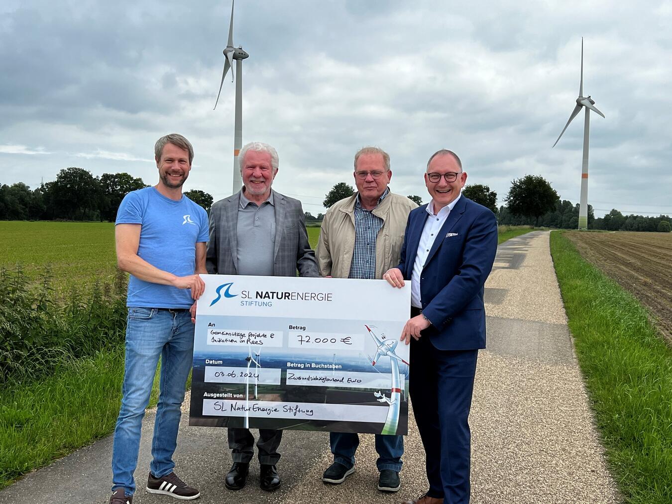 Kommunale Wertschöpfung durch Windkraft Freuen sich (v.l.): Sebastian Gampe, Dieter Karczewski, Peter Friedmann und Bürgermeister Sebastian Hense. Foto: Stadt Rees