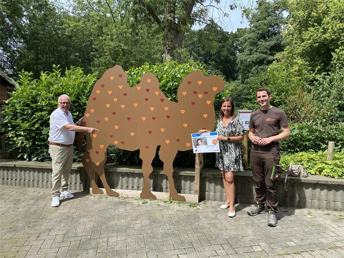 Freuen sich (v.l.): Theo Brauer (Volksbank), Alfi Niklas (Volksbank) und Martin Polotzek (Tiergarten). Foto: Volksbank Kleverland
