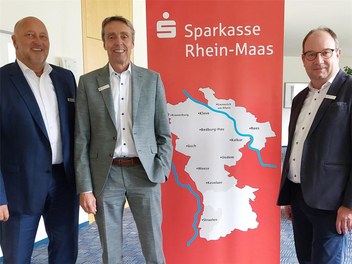 Freuen sich (v.l.): Vorstandsmitglied Thomas Müller, Vorstandsvorsitzender Wilfried Röth und stellvertretendes Vorstandsmitglied Andreas Meder. Foto: Sparkasse Rhein Maas