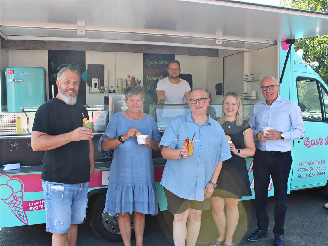 Freuen sich wieder auf viele Besucher: (v.l.) Andreas Beuscher (Cocktail-Ambulanz), Ilona Vlasak (Solvay), Carsten Kämmerer, Svea Kosiuk (Volksbank Niederrhein), Norbert Mülders (Solvay) und Rene Gerbecks (hinten, Egon’s Eiscafé). NN-Foto: Thomas Langer