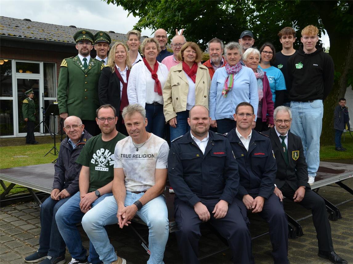 Freuten sich, dass sich all die Mühen lohnten und Hassum durch ihr Engagement wieder ein Stück besser wird: Die Vertreter der 15 Hassumer Vereine beim gemeinsamen Gruppenfoto. Fotos: privat