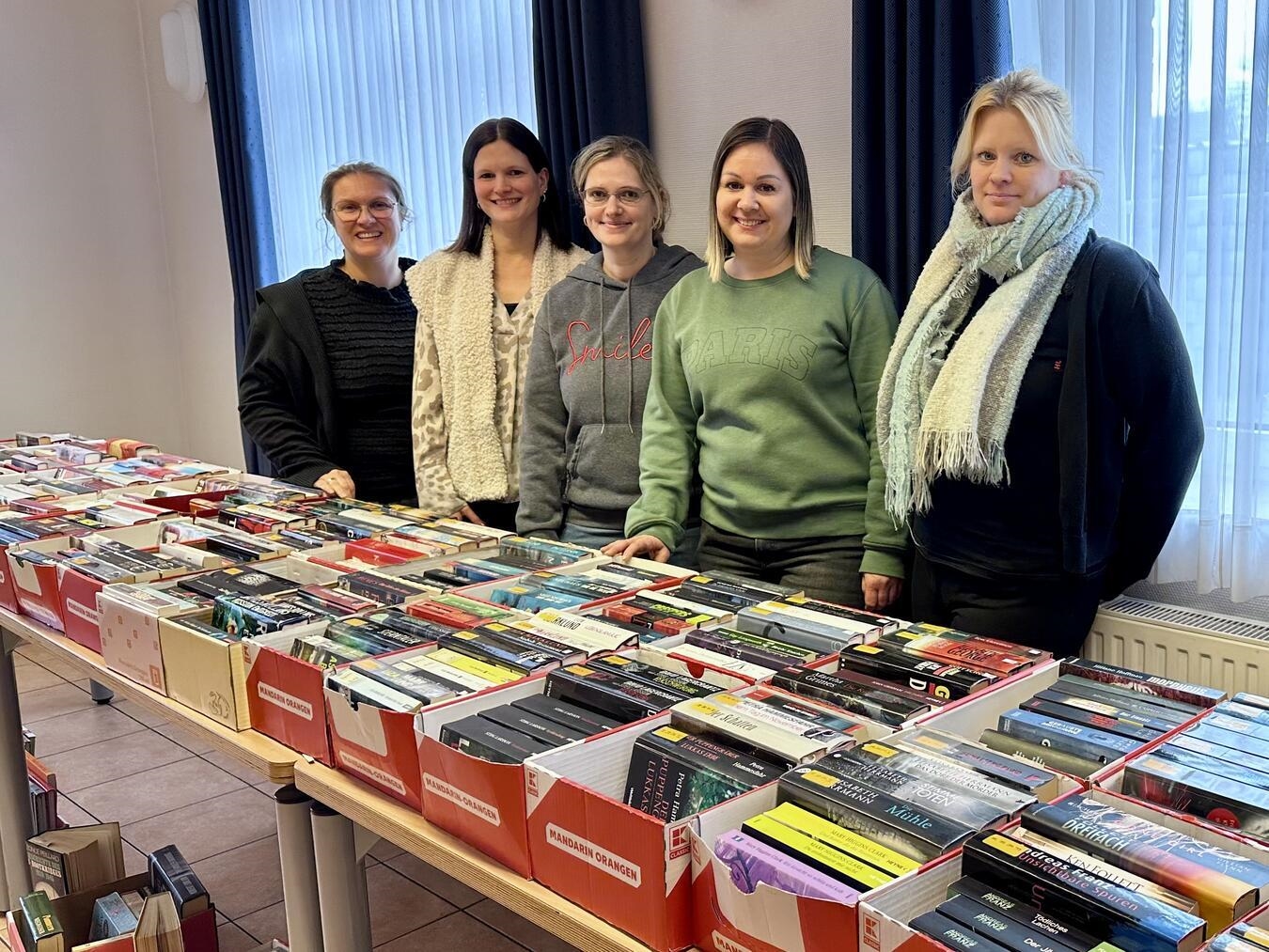 Freuten sich über großen Zuspruch ihrer Leserschaft aus Hartefeld und Vernum: die Ehrenamtlichen der Hartefelder Dorfbücherei mit (von links) Petra Wegers, Stefanie Wenke, Ulrike Krüger, Alina Erkens und Jessica Stöcker. Leider nicht im Bild: Annika Bolte, Mechthilde Kraiewski, Birgit Krüger und Jessica Laumann.Foto: hvs