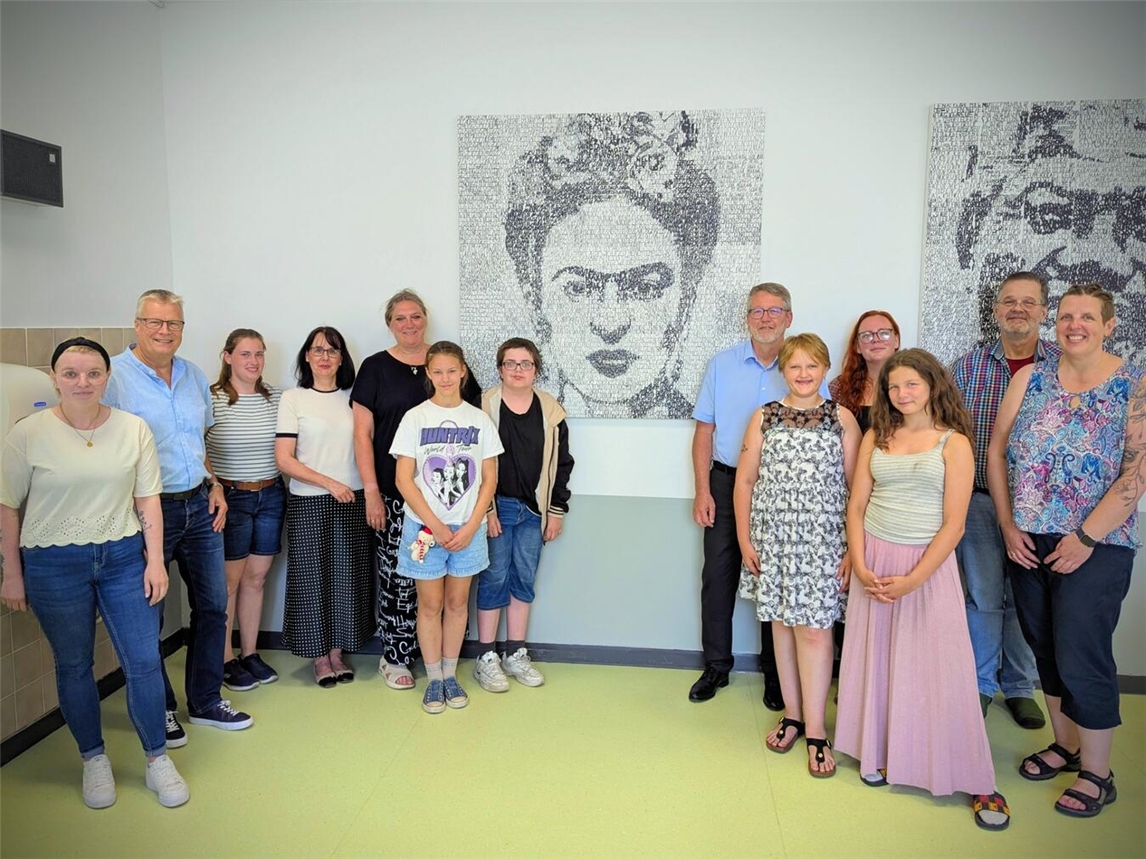 "Frida Kahlo Wandgestaltung im Schulkiosk der Sekundarschule Straelen mit Schülern, Lehrern und Stiftungsvertretern bei der Enthüllung."