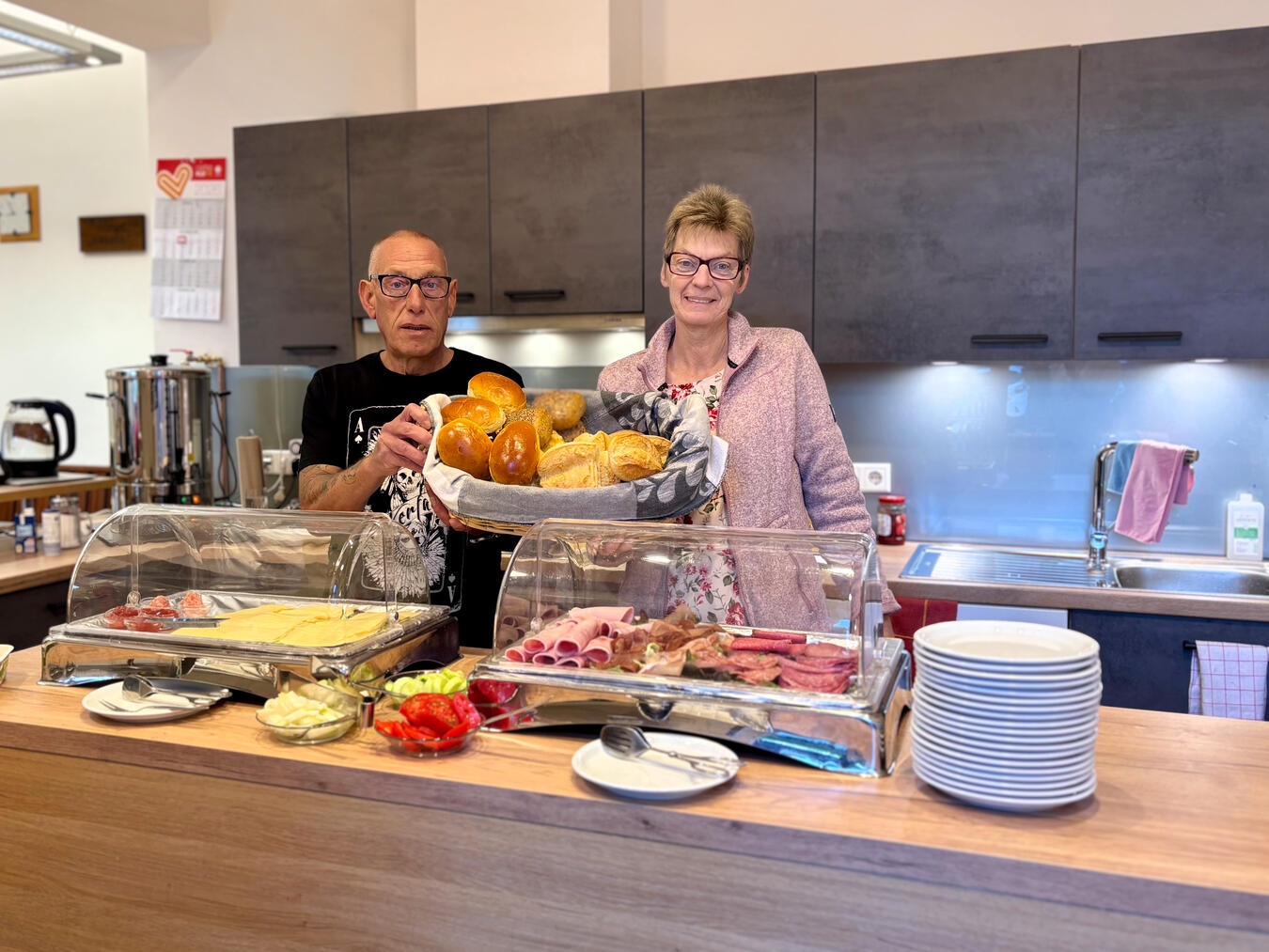 "Friedhelm Fritsche und Ruth Röös in der modernen Küche des Kontaktcafés, Frühstücksbüffet an Mittwochen und Freitagen, Caritas"