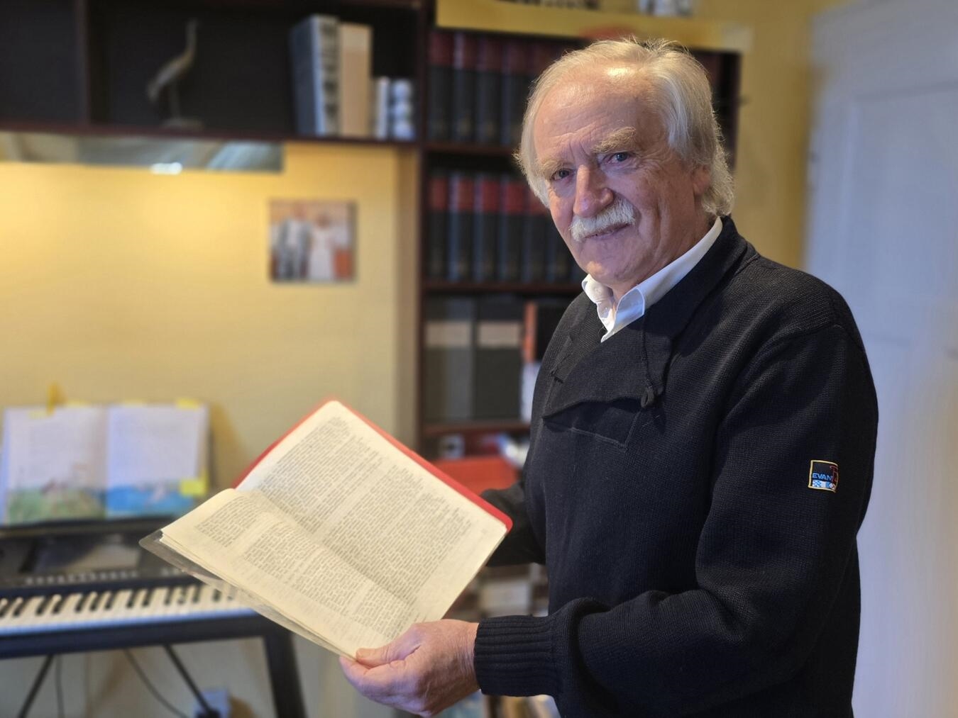 Friedhelm Kahm mit dem Köhler- Manuskript von „Ihr lieben Mehrer!“ NN-Foto: HF