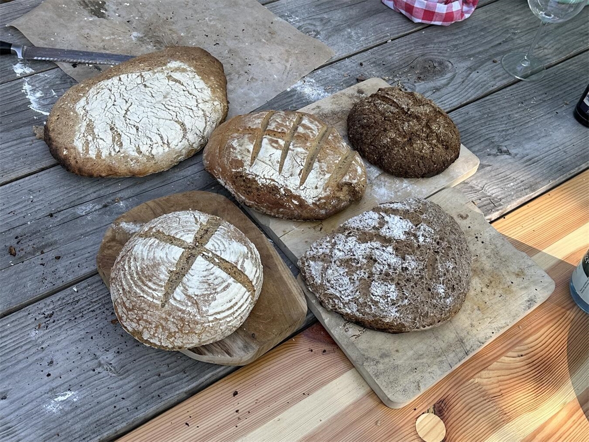 Frische Brote aus Outdoor-Backofen, rustikale Bäckerei, von TIK Emmerich.