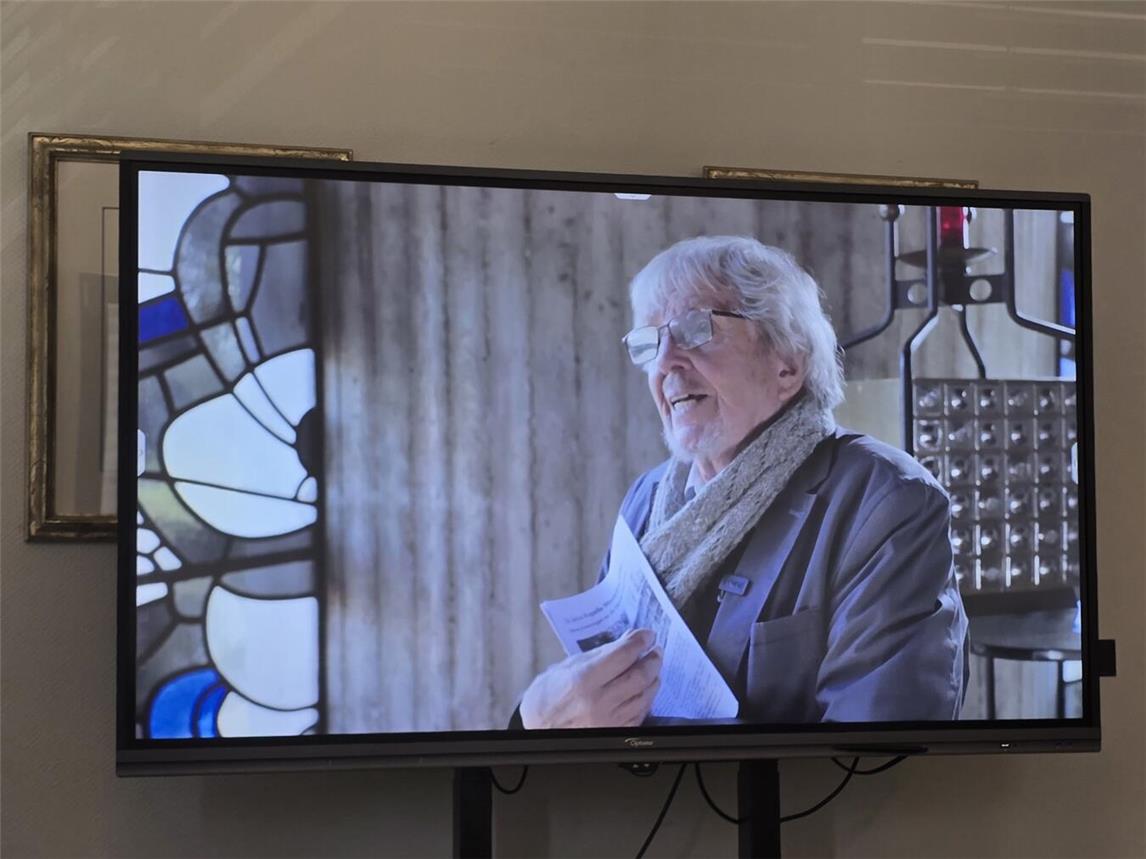 Fritz Poorten – der 93-Jährige war bei der Vorstellung des Films nicht dabei – dafür aber auf dem Großbildschirm im AV-Studio erklärend präsent. NN-Foto: HF