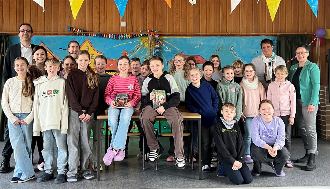 Fröhliche Stimmung in Hartefeld: Die Klasse 4a freut sich, die Juroren zum schulinternen Wettbewerb begrüßen zu dürfen.NN-Foto: Andrea Kempkens