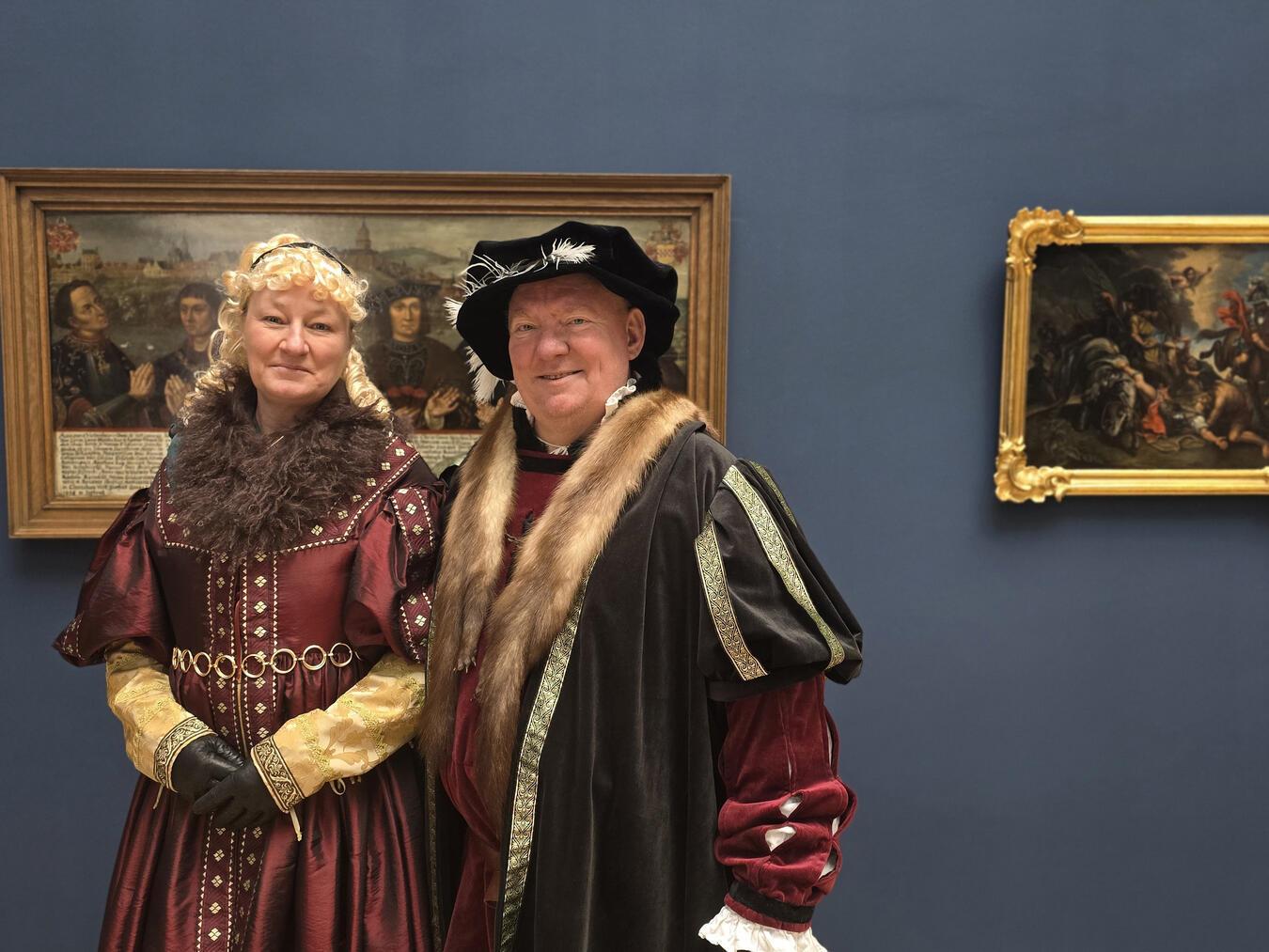 Frohe Kundes: Am Montag wird das herzoglich-clevische Paar bei einem Festzug zu Ehren des Heiligen Carnevalus in Düsseldorf fußvolklich unterwegs sein. NN-Foto: Der Hofmaler derer von Cleve