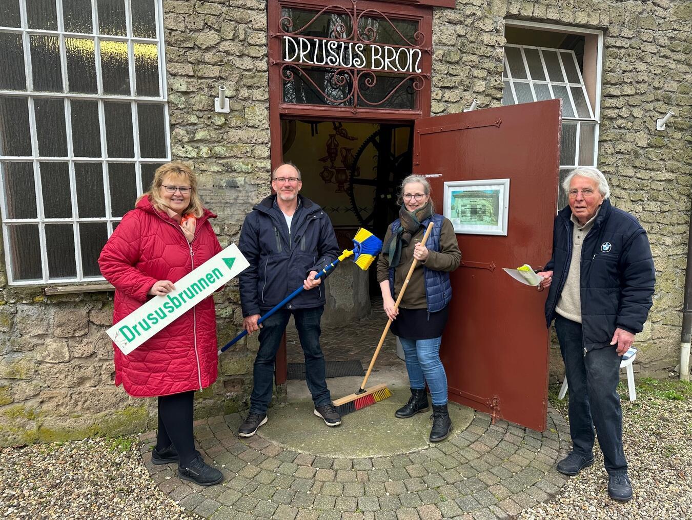 Frühjahrsputz am Brunnen: (v. l.) Dr. Manon Loock-Braun (Bereichsleitung Tourismus bei der WfG), René van Lier (Brunnengeist), Beate Lechtleitner (Tourist Info Elten) und Theo Halma (Brunnengeist).Foto: WfG Emmerich