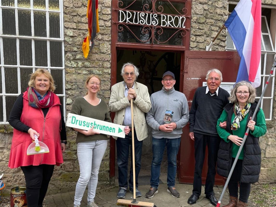 Frühjahrsputz am Drususbrunnen: (v. l.) Dr. Manon Loock-Braun (WfG Emmerich), Melanie Deis, Andreas Schulz, René van Lier, Theo Halma (alle Brunnengeister), Beate Lechtleitner (WfG). Foto: WfG Emmerich