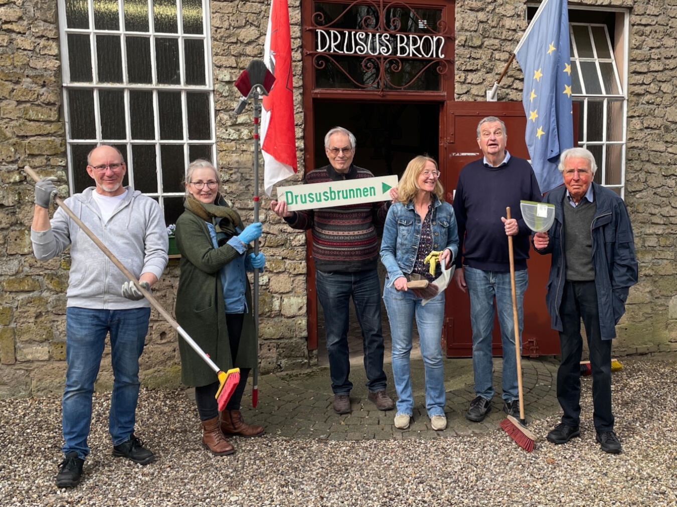 Das Team der Brunnengeister vor dem Drususbrunnen