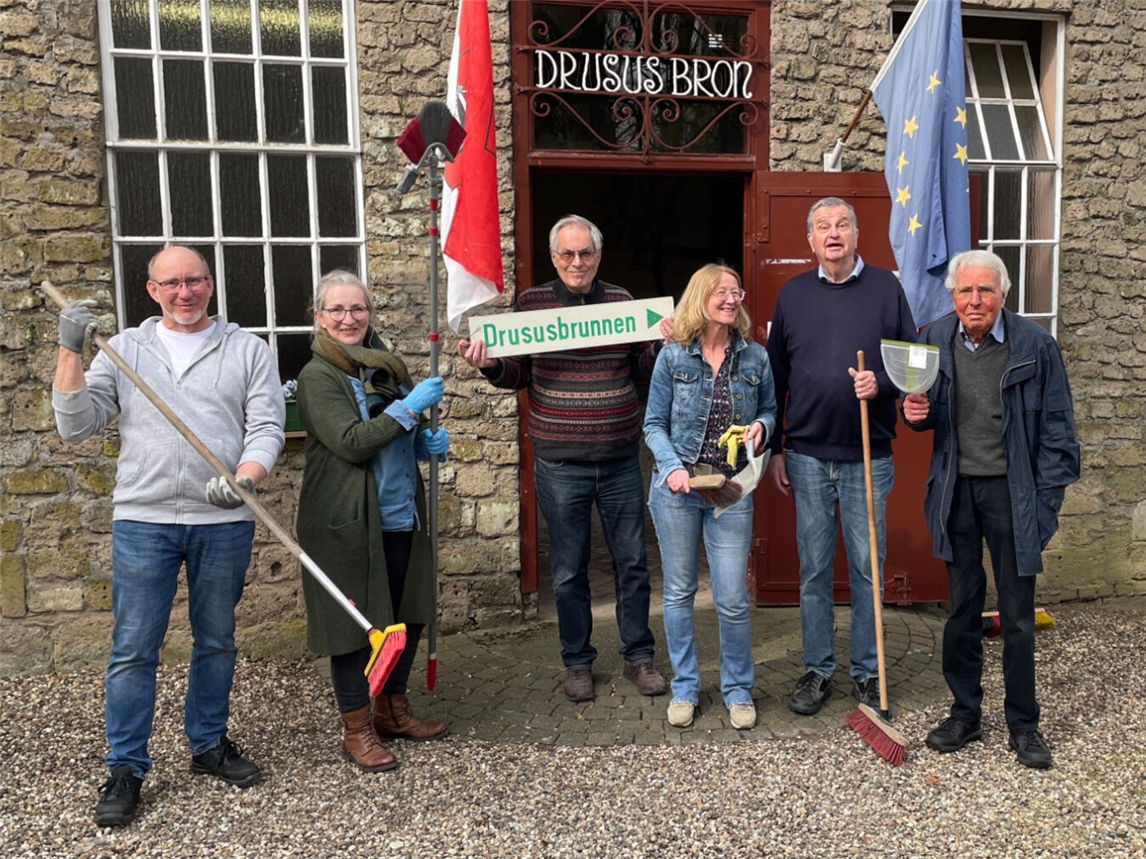 Das Team der Brunnengeister vor dem Drususbrunnen