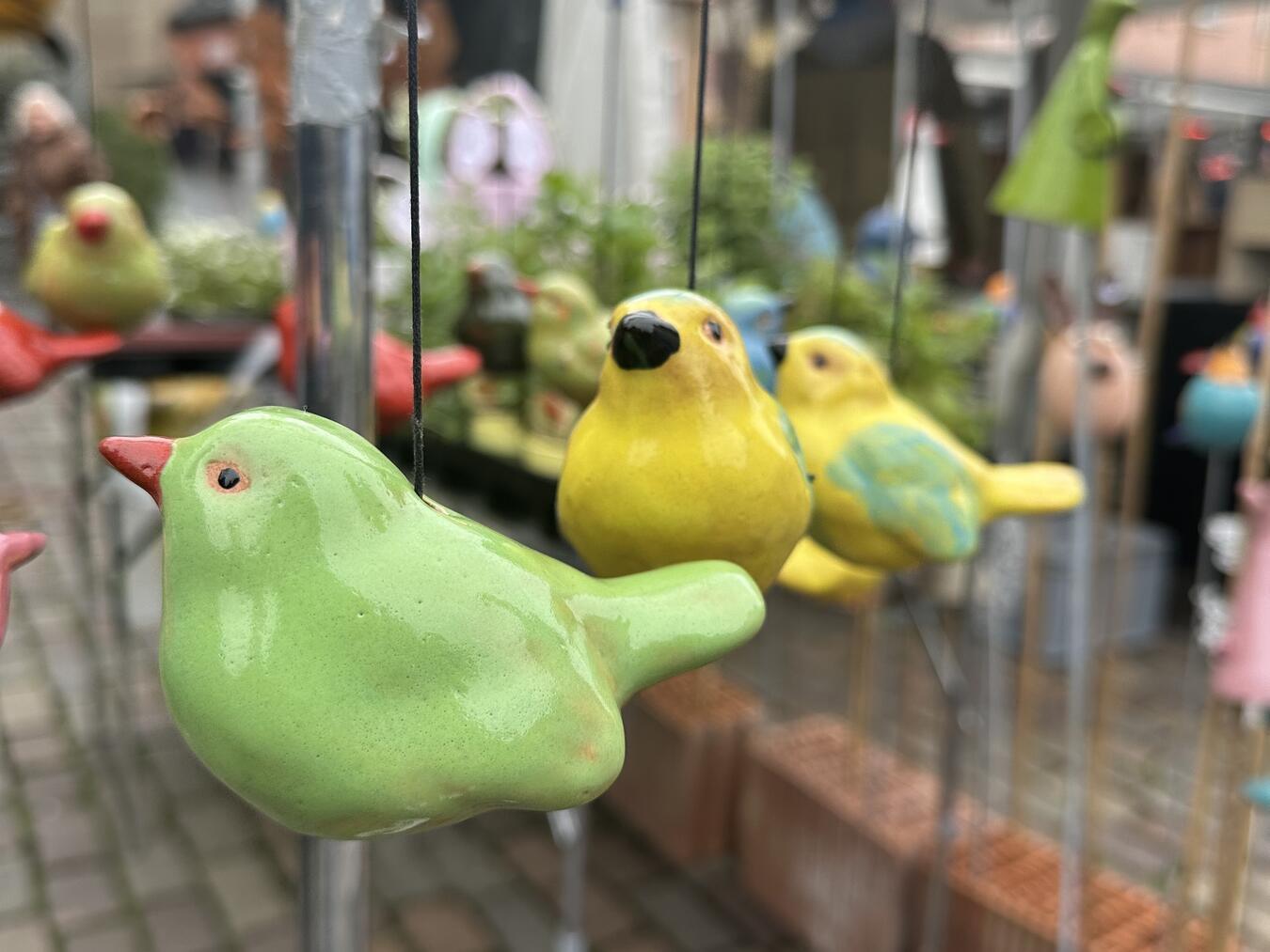 Frühlingshafte Deko wird am Wochenende wieder mit dabei sein.