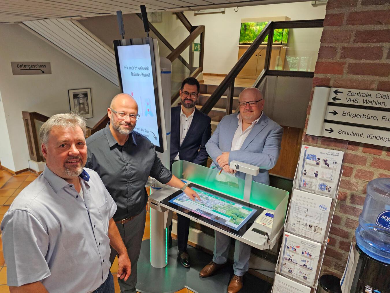 Digitale Bürgerservices auch ohne eigenen Zugang nutzen Führten den neuen digitalen Servicepunkt vor: (v.l.) Bürgermeister Clemens Brüx, Dennis Meinert (IT), Roman Wygas und Dieter Rittinger (beide DeGIV). NN-Foto: Thomas Langer