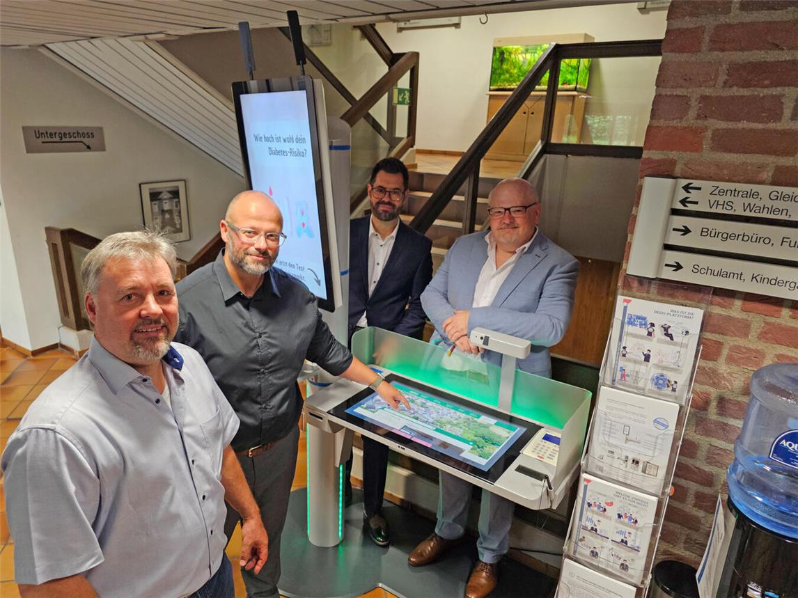 Führten den neuen digitalen Servicepunkt vor: (v.l.) Bürgermeister Clemens Brüx, Dennis Meinert (IT), Roman Wygas und Dieter Rittinger (beide DeGIV). NN-Foto: Thomas Langer 