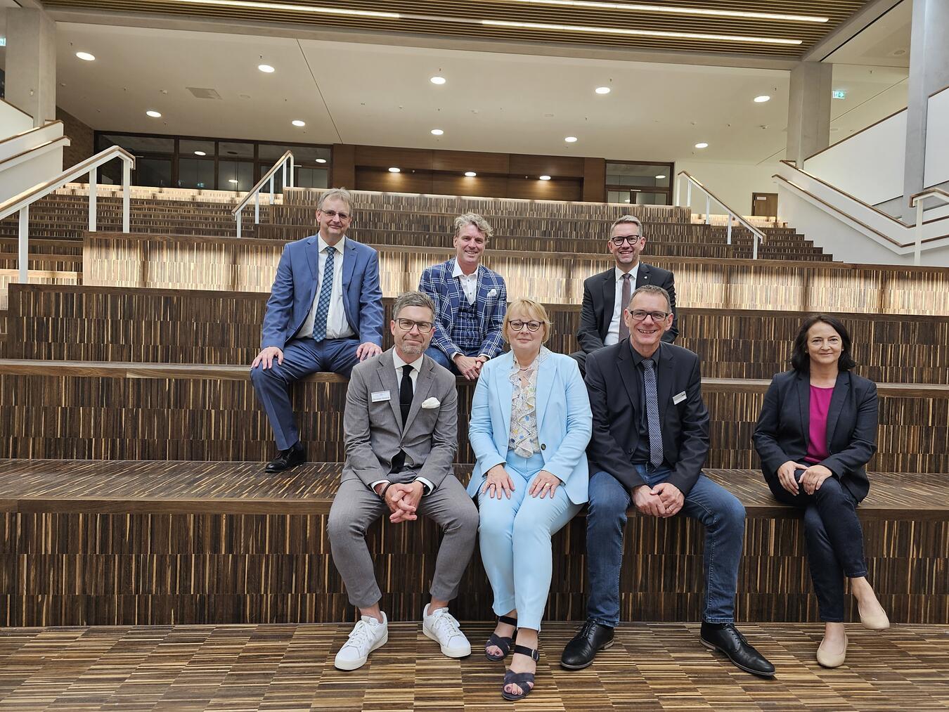 Lernen in moderner Campus-Atmosphäre Führten durch die Räumlichkeiten: (hinten v.l.) Schuldezernent Michael Maas, Bürgermeister Christoph Fleischhauer, Landrat Ingo Brohl, (vorne v.l.) die Schulleiter Christian Graack, Marlies Zimmermann-Schubert und Peter Dischhäuser sowie Baudezernentin Svenja Reinert.