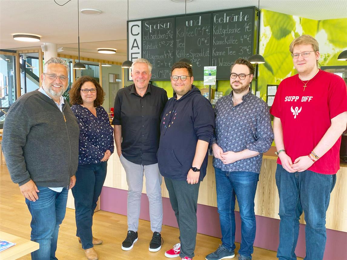 Führten ein interessantes Gespräch (v.l.): Christian Nitsch, Christin Becker, Einrichtungsleiter Peter Schönrock, Europakandidat Michael Mölders, Daniel Boumanns, Jannik Berbalk im Familiecafé Kermisdahl des SOS Kinderdorfs an der Kalkarer Straße in Kleve.Foto: SPD