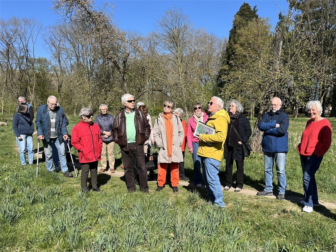 Führung Forstgarten im Frühjahr: Gartenführung mit Hans Heinz Hübers und Gruppe im Obstbaumarboretum. Foto: WTM