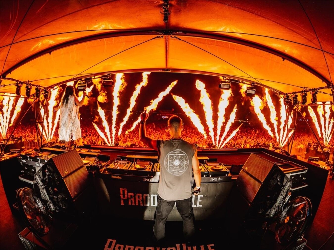 Fünf weitere Headliner sowie zahlreiche nationale und internationale Acts runden das musikalische Spektrum von Deutschlands größtem Electronic Music Festival weiter ab: Mit mehr als zwei Jahrzehnten kompromisslosem Fokus auf Musik zählt Armin van Buuren zu den einflussreichsten Künstlern der elektronischen Musik und wird am Festival-Freitag auf der Parookaville-Mainstage spielen.Foto: Julian Huke