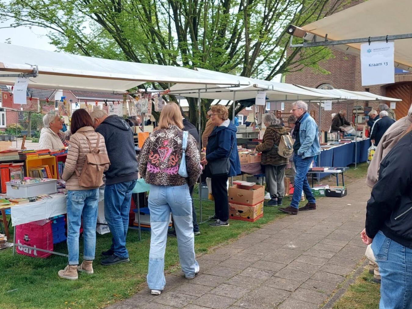 Fünfmal im Jahr findet vor der Koppelkerk in Bredevoort der internationale Büchermarkt statt. Foto: Büchermarkt/ Stichting Koppelkerk