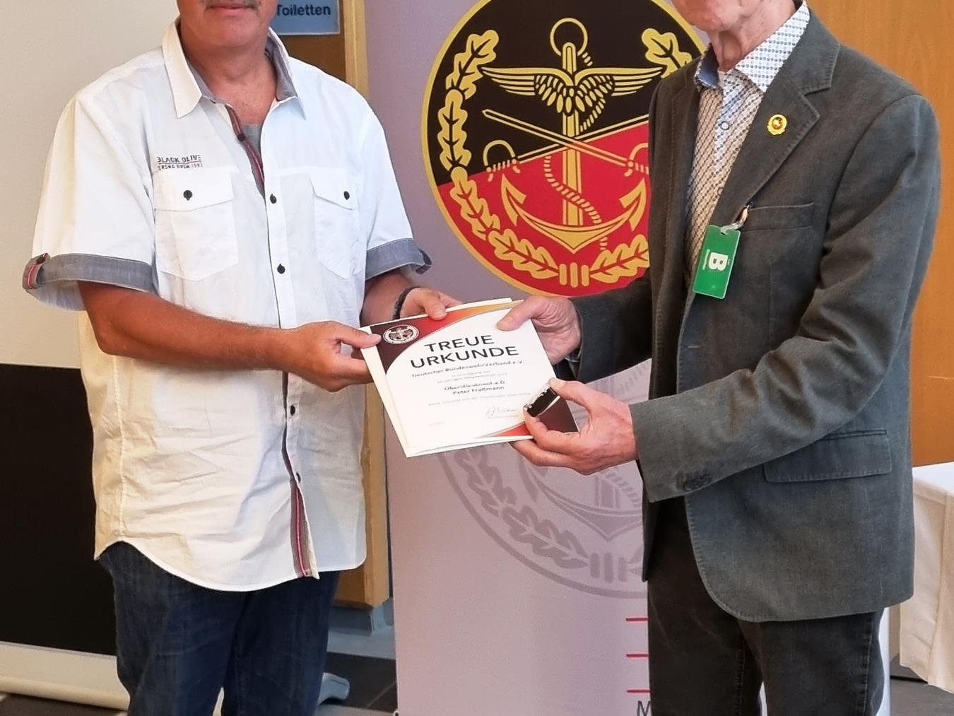 Für 60 Jahre Mitgliedschaft im Deutschen Bundeswehrverbandwurde kürzlich Oberstleutnant a. D. Peter Fraßmann (r) durch denVorsitzenden der KERH Unterer Niederrhein, Oberstabsfeldwebel a. D. Klaus Sattler, ausgezeichnet. Foto: privat
