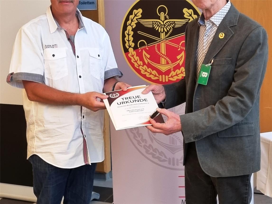 Für 60 Jahre Mitgliedschaft im Deutschen Bundeswehrverbandwurde kürzlich Oberstleutnant a. D. Peter Fraßmann (r) durch denVorsitzenden der KERH Unterer Niederrhein, Oberstabsfeldwebel a. D. Klaus Sattler, ausgezeichnet. Foto: privat