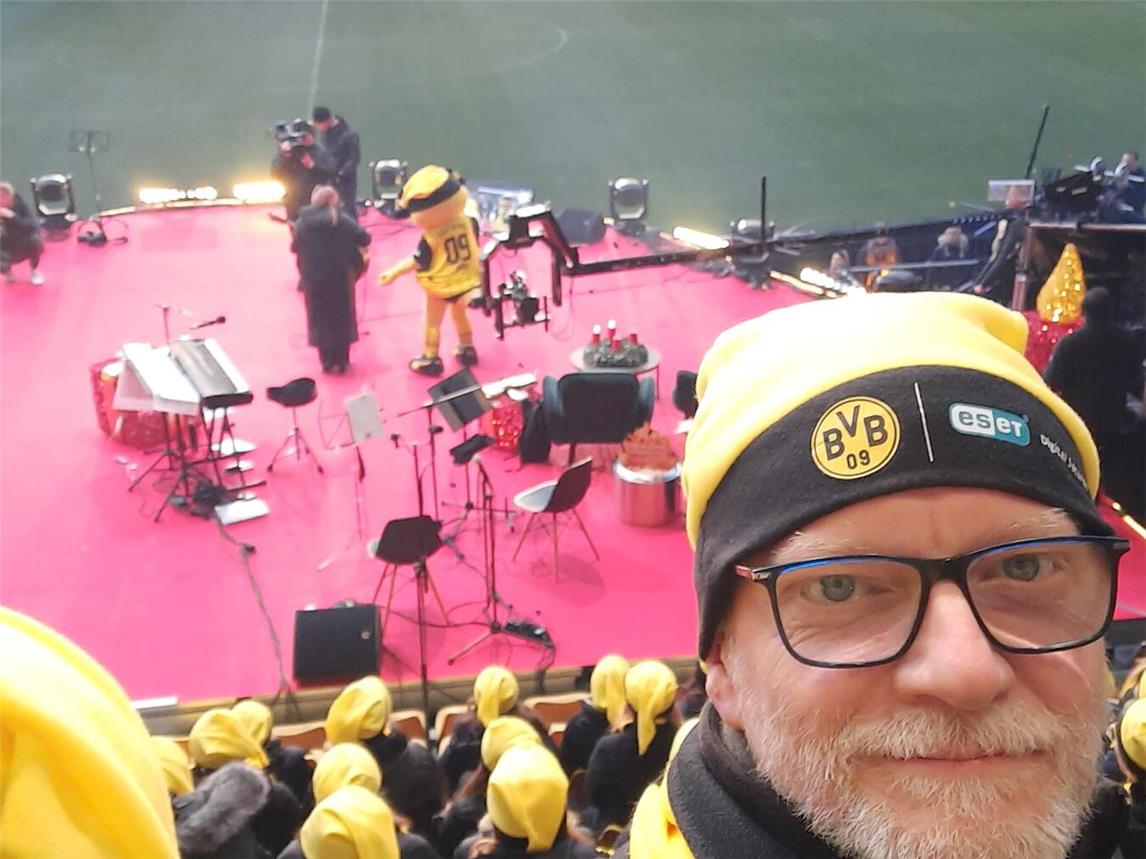 Für Andreas Pesch und die anderen Chormitglieder bleibt der Abend unvergesslich, ebenso wie für die mehr als 73.000 Zuschauer im vollbesetzten Stadion. Foto: privat