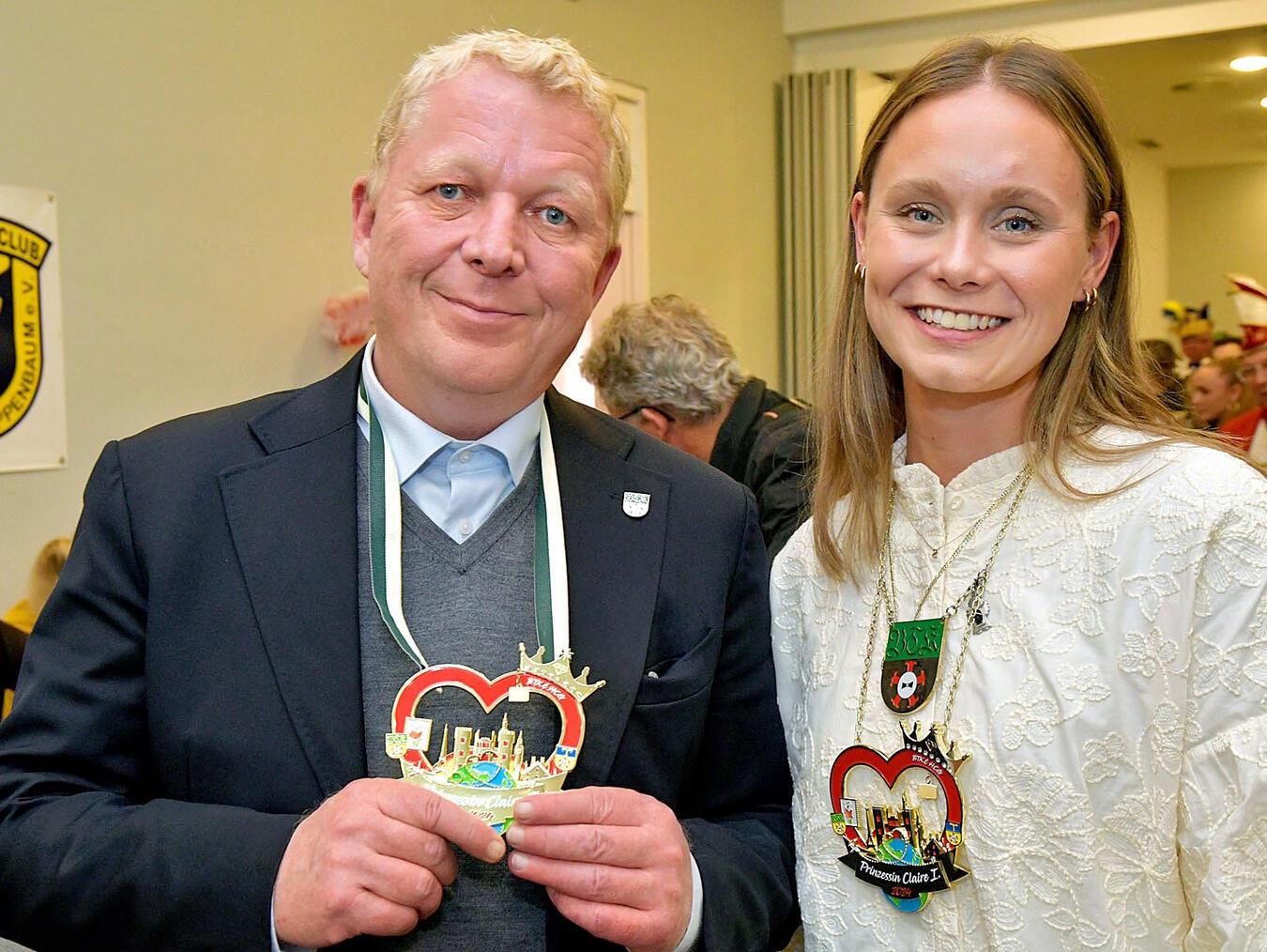 Für Claire I. geht derweil „ihre“ Session zu Ende. Eine ihrer letzten Amtshandlungen ist die Verleihung ihres Prinzessinnenordens an Moylands neuen Verwaltungsdirektor, Alexander von Keyserlingk. NN-Foto: Rüdiger Dehnen