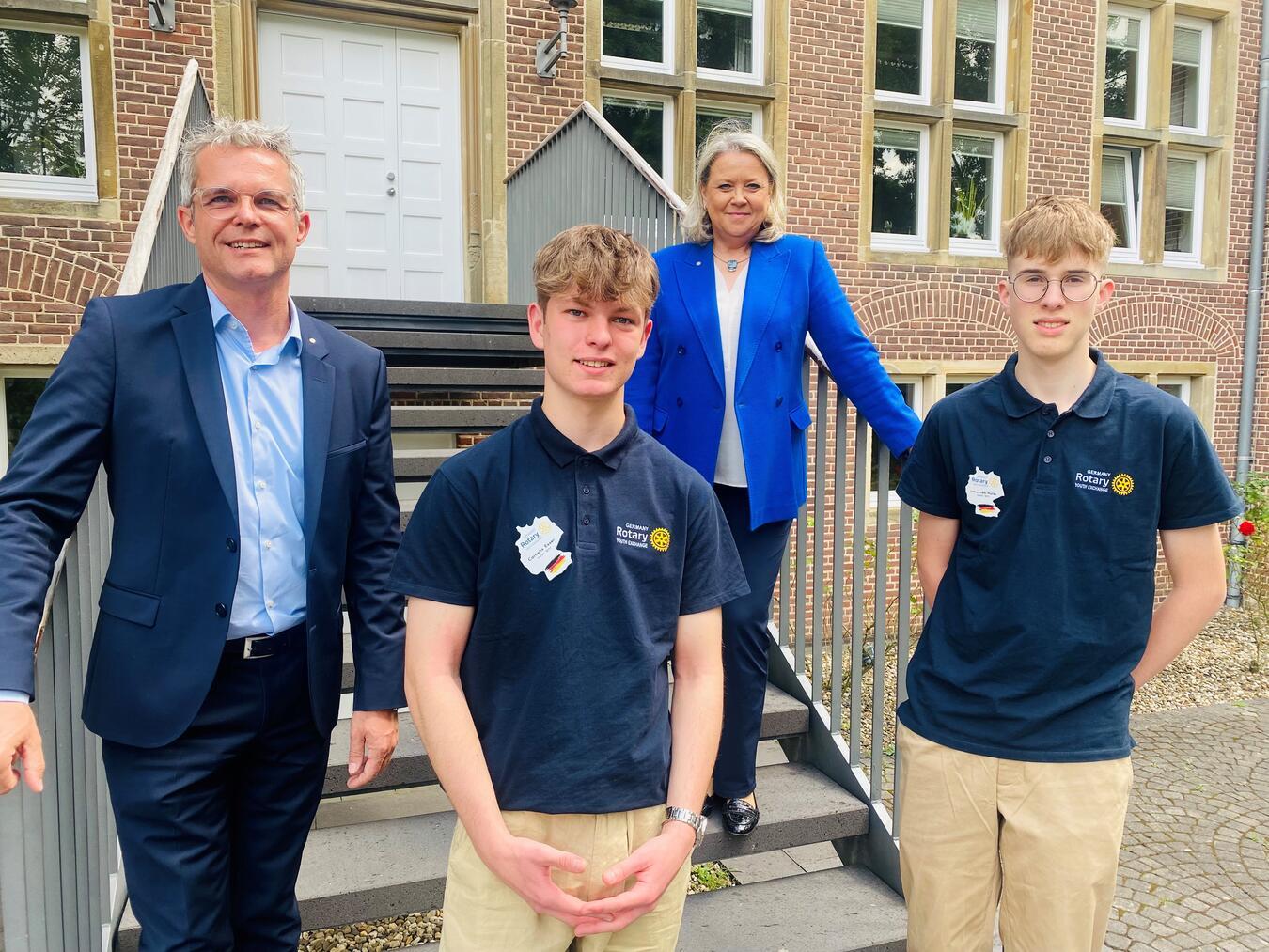 Mit Rotary die Welt entdecken Für Cornelis Esser (2.v.l.) aus Goch und Johannes Nolte (r.) aus Kleve geht es Ende Juli/Anfang August für ein Jahr in die weite Welt. Entsendet werden die beiden 16-Jährigen vom Rotary Club Kleve. Jugenddienstbeauftragter Christian Görtzen (l.) und Rotary-Präsidentin Katharina Prinz (2.v.r.) wünschen den beiden Outbounds einen spannenden Jahresaustausch in Mexiko und Kolumbien. Foto: Rotary Club Kleve