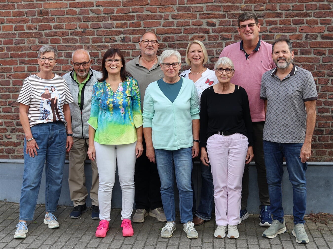 "Theaterensemble zum 30-jährigen Jubiläum mit Gisela Diepers und Kollegen in festlicher Pose, ohne Ralf Berrischen"