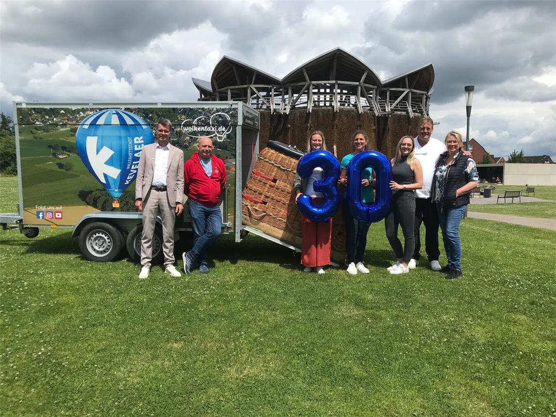 Für das „30. Kevelaerer Heißluft-Ballon-Festival“ präsentieren sie ein buntes Programm. Von links: Michael Rütten (Volksbank an der Niers, Leiter Geschäftsstelle Kevelaer), Michael Krämer vom Wolkentaxi, Lisa Verhoeven (Kevelaer Marketing), Verena Rohde (Leiterin Kevelaer Marketing), Alina Peters (Kevelaer Marketing) und die Eheleute Kanders (Catering Kanders).NN-Foto: Kerstin Kahrl
